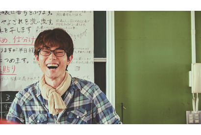 二宮和也が菅田将暉の笑顔を激写！「相性がいいみたい」『浅田家！』メイキング映像 画像