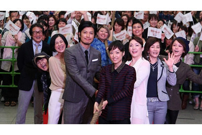 井上真央、玉山鉄二らが大分で凱旋パレード　台風にも負けず観客と綱引き！ 画像