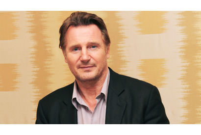 リーアム・ニーソン、乳がん月間のチャリティで還暦の水着姿を披露 画像