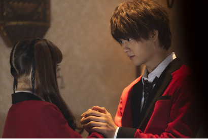 「賭ケグルイ双」佐野勇斗“壬生臣葵”が芽亜里に近づく場面写真公開！ 画像