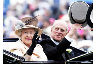 英王室、フィリップ殿下の秘蔵写真を公開 エリザベス女王とひ孫に囲まれている写真など 画像