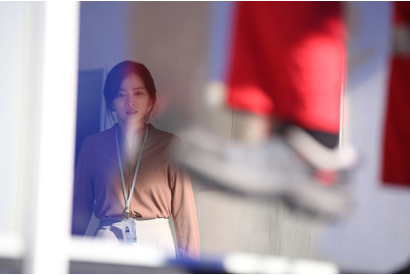 チョン・ウヒ主演『めまい』高層ビルの窓越しに出会った2人が紡ぐ場面写真解禁 画像