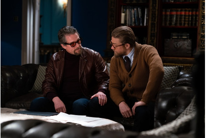 ヒュー・グラント×チャーリー・ハナムの劇中“アテレコ”シーン到着『ジェントルメン』 画像