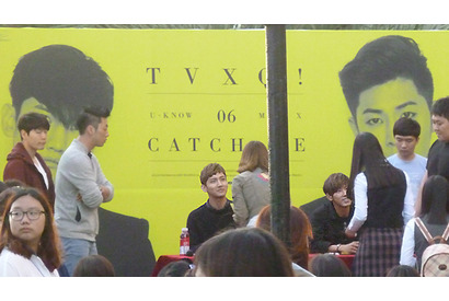 「東方神起」ユノ＆チャンミンが釜山映画祭でサイン会　日本人ファンも大熱狂！ 画像