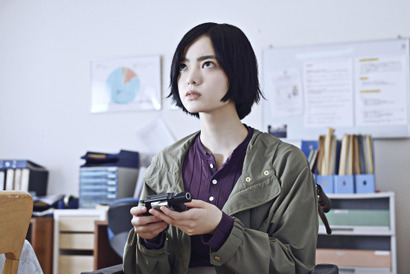 平手友梨奈演じるヒロイン“ヒナコ”の手に拳銃…『ザ・ファブル』新写真 画像