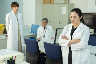 仲間由紀恵＆松村北斗、“女王×ワンコ”のバディ組む「屍活師」場面写真到着 画像