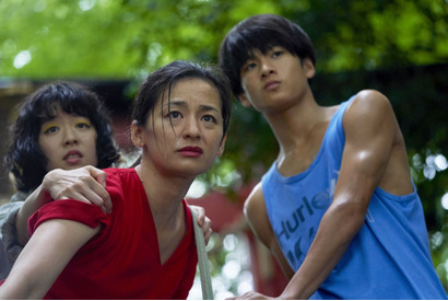 尾野真千子、“赤”を纏いどこへ向かうのか!?『茜色に焼かれる』鬼気迫る本編映像 画像