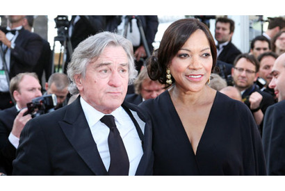 R・デ・ニーロ夫妻、自宅の消火活動に当たった消防士たちに感謝のランチをプレゼント 画像