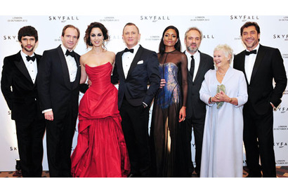 『007』シリーズ生誕50周年を祝うロイヤルプレミアに、チャールズ皇太子が出席！ 画像