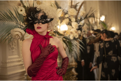 『101匹わんちゃん』へのオマージュ！『クルエラ』ロンドン爆走シーン到着 画像