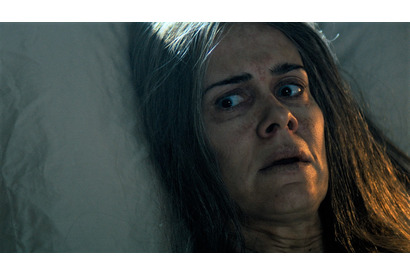 我が子の命の無事に安堵するも… サラ・ポールソンが不安な表情見せる『RUN／ラン』本編冒頭映像 画像