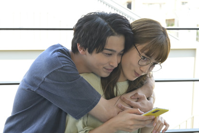 横浜流星“駿”のファイトポーズと向井理“葉山”の“包容力全開ハグ”がネットで大反響…「着飾る恋には理由があって」9話 画像