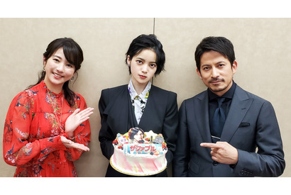 平手友梨奈、巨大くまをおんぶ！ 岡田准一から演技指導も『ザ・ファブル』メイキング映像 画像