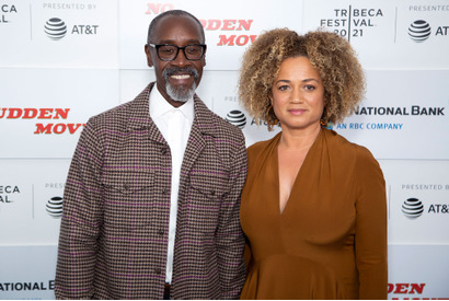 『アベンジャーズ』シリーズのドン・チードル、28年をともにしたパートナーと結婚 画像