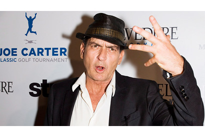 チャーリー・シーン、かつての仕事仲間を「殺す」とメールで脅迫？ 画像