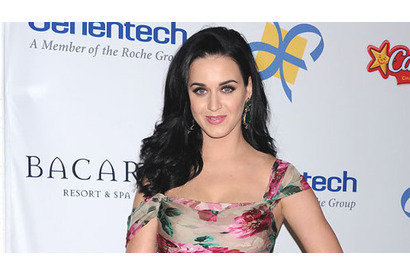 ケイティ・ペリー＆ブラピ、サイン入りネクタイをチャリティー・オークションに出品 画像