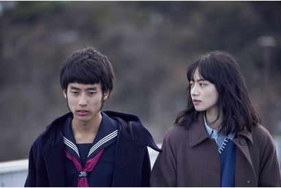 佐藤緋美、亡き恋人のセーラー服を着て哀しみと向き合う役に『ムーンライト・シャドウ』本予告＆ビジュアル 画像