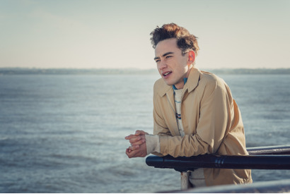 オリー・アレクサンダー「忘れてはいけない」海ドラ「IT’S A SIN」が描いたエイズ危機 画像