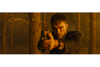 ニコラス・ホルト扮する暗殺者との死闘！アンジェリーナ・ジョリー主演『モンタナの目撃者』本編映像 画像