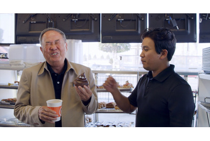 笑顔だけでは終わらない？“ドーナツ王”の素顔捉えた場面写真『ドーナツキング』 画像