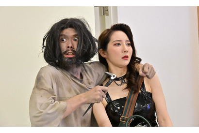 細田佳央太の髭もじゃ“謎の男”姿に「凄い才能」「なんの役でもできる」の声、スカイピースの出演も話題に…「バンクオーバー！史上最弱の強盗」前編 画像