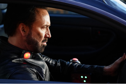 ニコラス・ケイジ、ママチャリ乗車シーンに「クール」の声!?『プリズナーズ・オブ・ ゴーストランド』 画像