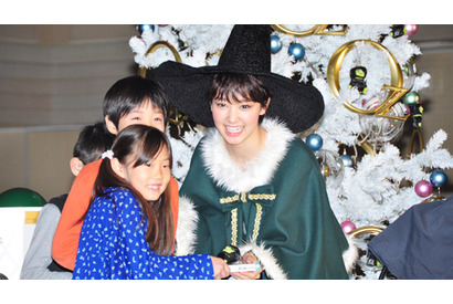 剛力彩芽、子供たちのためにサンタに扮するも「私にもサンタさん来てほしい」  画像