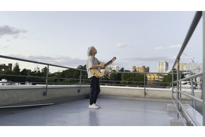 細野晴臣が軽やかにギターを奏で歌う『SAYONARA AMERICA』予告編 画像