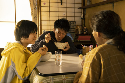 佐藤健“利根”の幸せだった過去…『護られなかった者たちへ』本編映像 画像