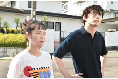 坂口健太郎“百瀬”の寝起き姿に「想像の斜め上」「最高すぎて頭抱えた」などの声集まる…「婚姻届に判を捺しただけですが」第1話 画像