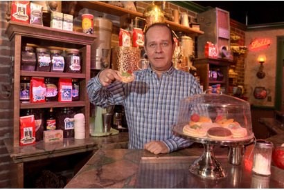 「フレンズ」ガンター役のジェームズ・マイケル・タイラーが死去 ジェニファー・アニストンらが追悼 画像