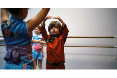 「学校では着られないけど…」サシャの願いのために母が動く『リトル・ガール』本編映像 画像