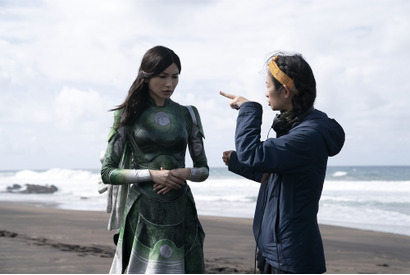 クロエ・ジャオ監督「壮大な旅を体験できる」 MCUの新たな物語『エターナルズ』特別映像 画像