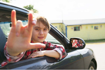 手話で「愛してる！」家族への愛が溢れる『コーダ』場面写真到着 画像