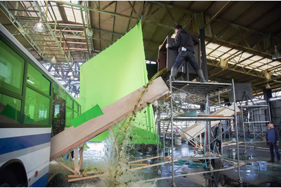 林遣都、洪水シーン撮影で丸一日ずぶ濡れに… 『恋する寄生虫』メイキング映像 画像