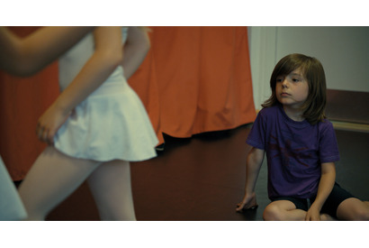 サシャ、憧れのバレエ教室へ…1歩ずつ“なりたい自分”に近づく『リトル・ガール』本編映像 画像