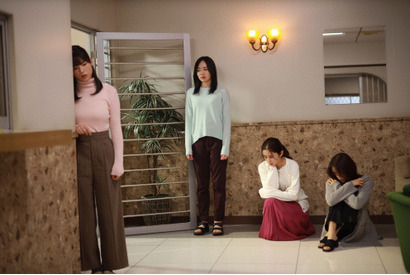 次々と“言霊”の餌食になる住人たち…視聴者からは「鏡を背中にできなくなる」「鏡もお風呂もこわい」などの声殺到、「言霊荘」8話 画像