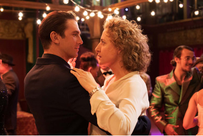 ダン・スティーヴンス、キレキレのダンスでバグ発生？『アイム・ユア・マン 恋人はアンドロイド』本編映像 画像