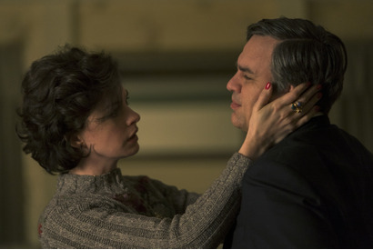 マーク・ラファロ×アン・ハサウェイの演技の応酬『ダーク・ウォーターズ』本編映像 画像