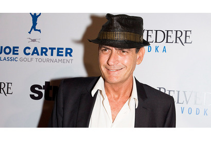 チャーリー・シーン、事故死したパパラッチの葬儀費用1万2千ドルを負担 画像