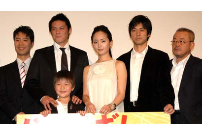 「これまでで、いちばん一生懸命やった！」井坂俊哉、中村ゆり、西島秀俊、藤井隆、井筒和幸監督、李鳳宇プロデューサー『パッチギ！ LOVE&PEACE』完成披露試写会舞台挨拶 画像