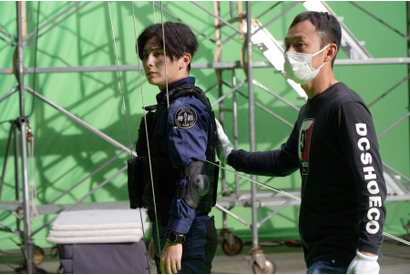 山田涼介、ワイヤー撮影に挑むメイキング写真公開『大怪獣のあとしまつ』 画像