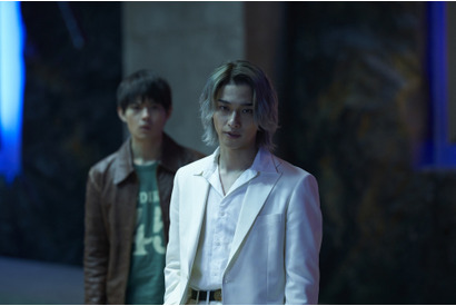 横浜流星×三浦翔平の壮絶な頭脳心理戦『嘘喰い』“死のババ抜き”シーン解禁 画像