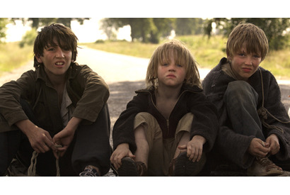 子供たちを描く新たな傑作『明日の空の向こうに』特製エコバッグを3名様にプレゼント 画像