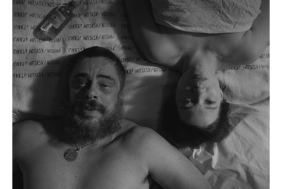 ウェス作品初参加ベニチオ・デル・トロ、レア・セドゥ演じる看守に愛を告白!?『フレンチ・ディスパッチ』本編映像 画像