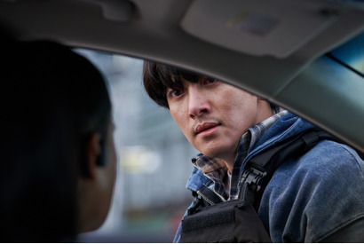 “脅迫者”チ・チャンウクが“人質”チョ・ウジンに近づく目的とは？『ハード・ヒット　発信制限』緊迫の本編映像 画像