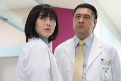 小手伸也“真壁”に「号泣させられてしまうとは」「本領発揮回」などの声殺到、涙する“白夜”浜辺美波の演技にも賞賛多数…「ドクターホワイト」第8話 画像