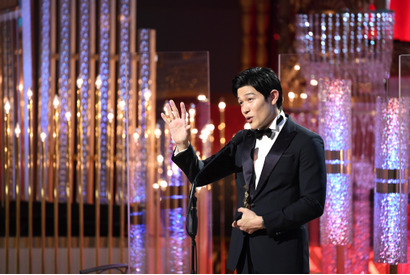 【第45回日本アカデミー賞】鈴木亮平、悲願の最優秀助演男優賞を受賞！「役所さんがいないプレッシャーとの戦いだった」 画像