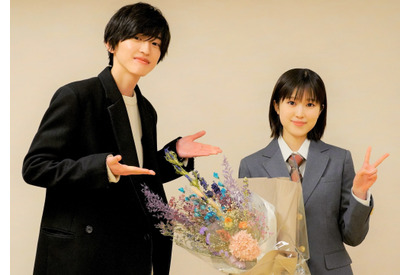 道枝駿佑、福本莉子のクランクアップにサプライズ登場『今夜、世界からこの恋が消えても』 画像