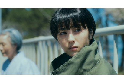 浜辺美波“すみれ”撮影の特別映像＆髪型変化する写真も公開『やがて海へと届く』 画像